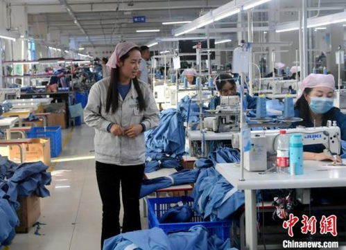 探访甘肃省临洮县服装厂里的 扶贫车间